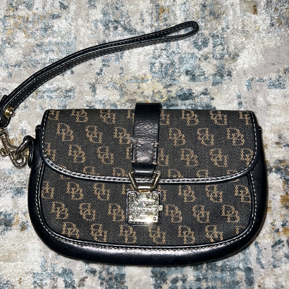 Cute dooney & bourke clutch